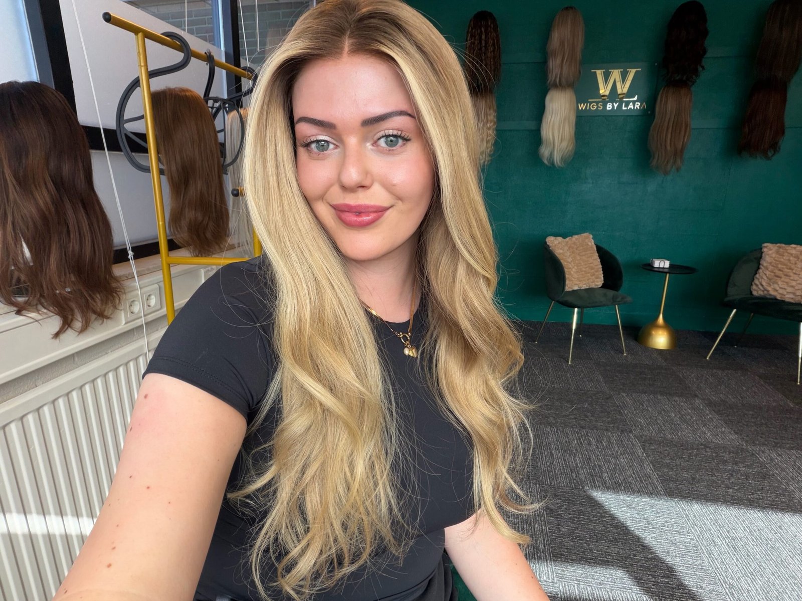 Lara in haar haarwerkstudio in Halfweg